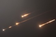 龟壳摇卦伊朗以导弹齐射回应以色列的大规模袭击