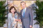 龟壳摇卦王毅会见尼泊尔外长阿祖
